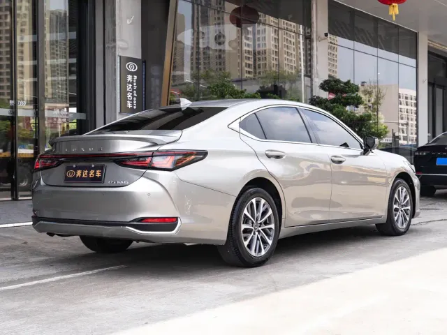 Lexus ES — Фото автомобиля 3