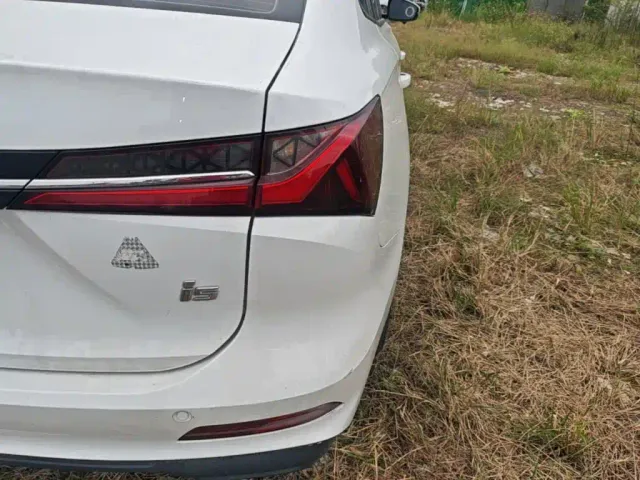 Roewe i5 — Фото автомобиля 23