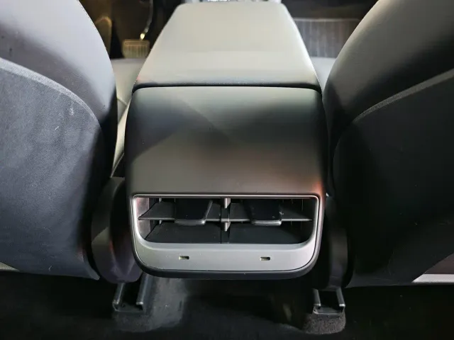 Tesla Model Y — Фото автомобиля 20