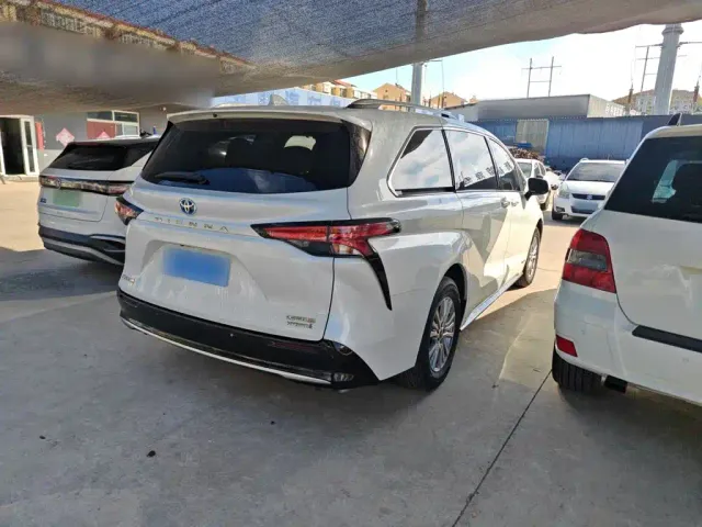 Toyota Sienna — Фото автомобиля 9