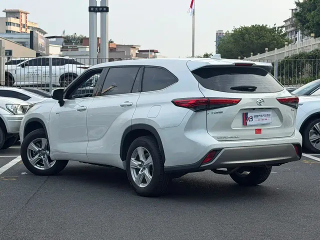 Toyota Highlander — Фото автомобиля 6