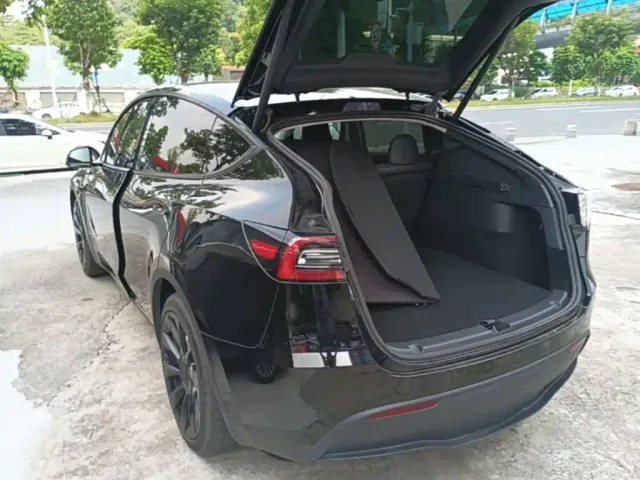 Tesla Model Y — Фото автомобиля 4
