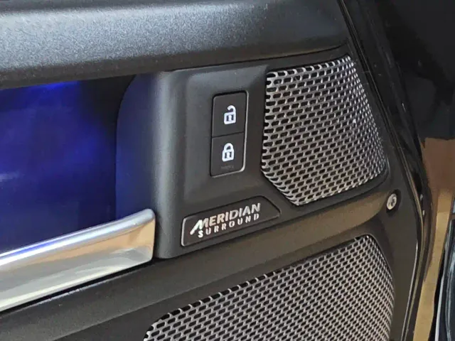 Land Rover Defender — Фото автомобиля 10