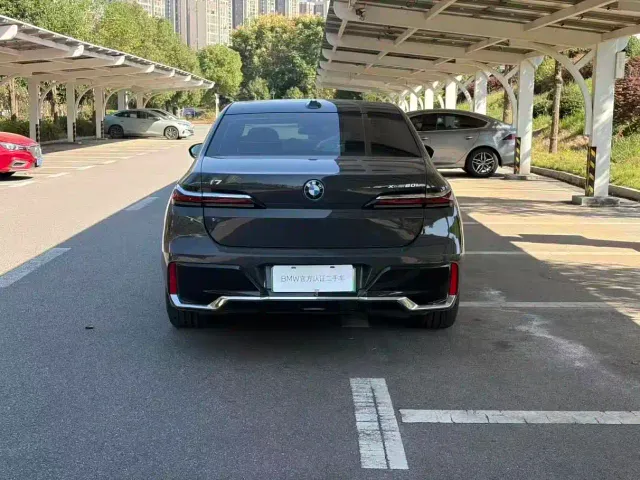 BMW i7 — Фото автомобиля 15