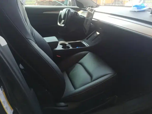 Tesla Model 3 — Фото автомобиля 8