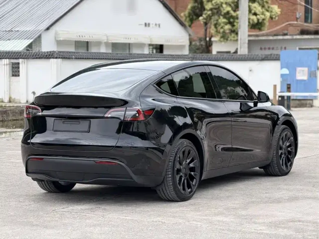 Tesla Model Y — Фото автомобиля 6