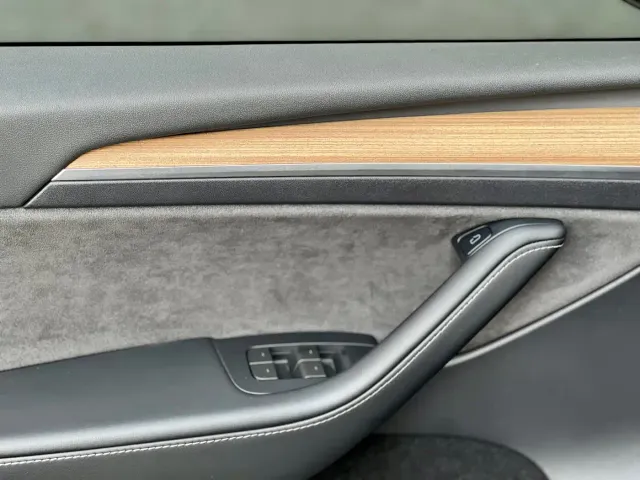 Tesla Model Y — Фото автомобиля 21