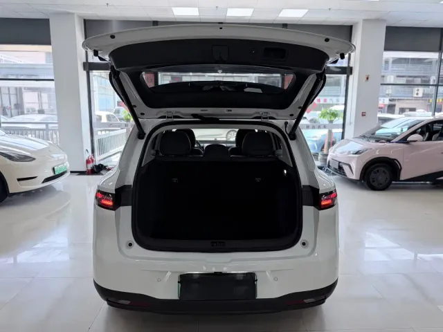 Leapmotor B10 — Фото автомобиля 10
