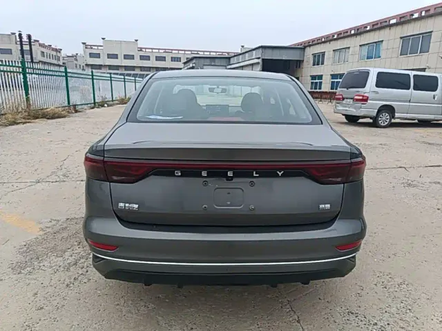 Geely Emgrand — Фото автомобиля 5