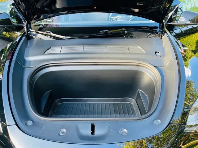 Tesla Model Y — Фото автомобиля 21