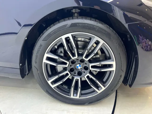 BMW 5 Series — Фото автомобиля 19