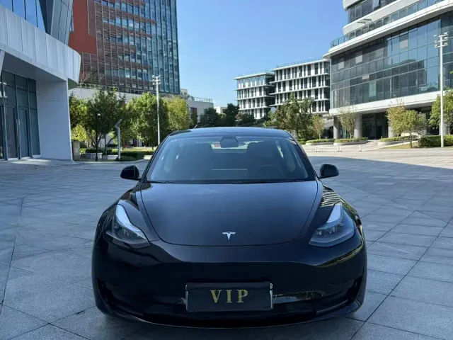 Tesla Model 3 — Фото автомобиля 2