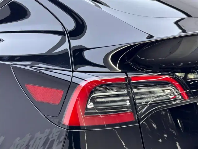 Tesla Model Y — Фото автомобиля 10