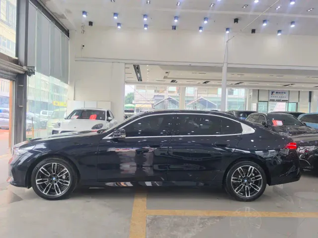 BMW 5 Series — Фото автомобиля 8