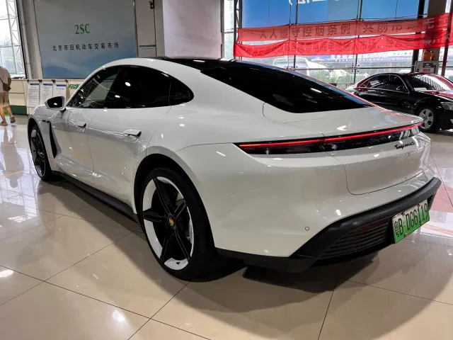 Porsche Taycan — Фото автомобиля 17
