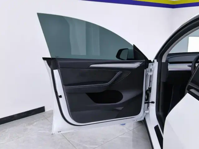 Tesla Model Y — Фото автомобиля 7