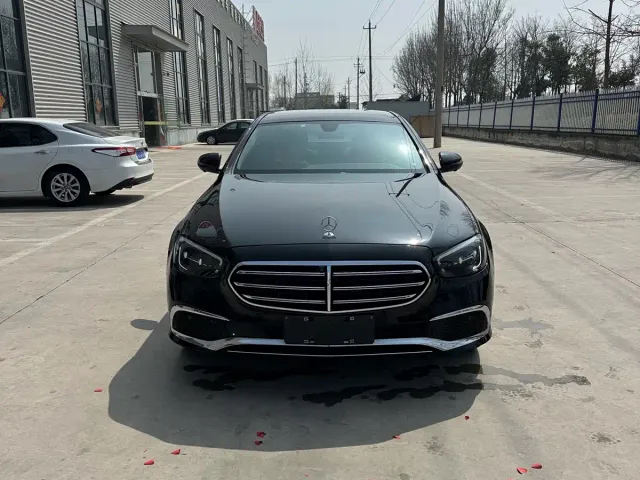 Mercedes-Benz E-Class — Фото автомобиля 3