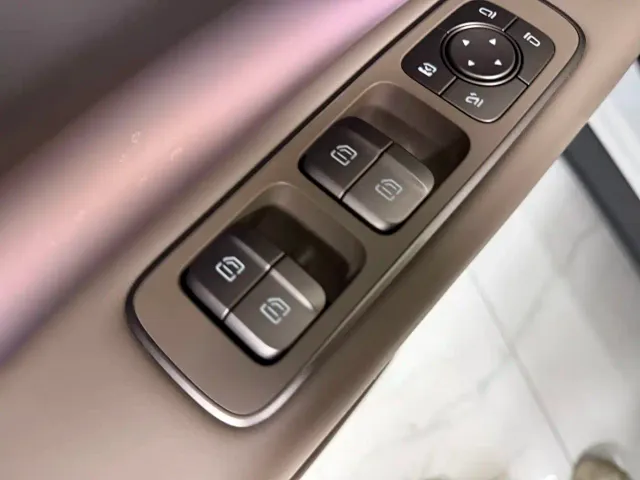 Li Auto i8 — Фото автомобиля 9