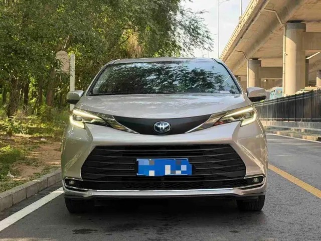 Toyota Sienna — Фото автомобиля 2