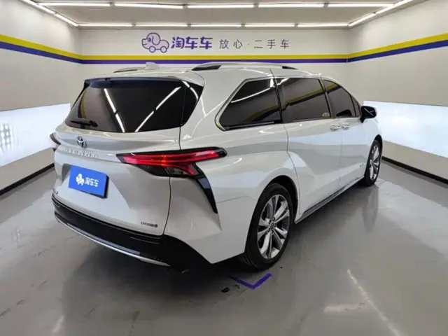 Toyota Sienna — Фото автомобиля 3