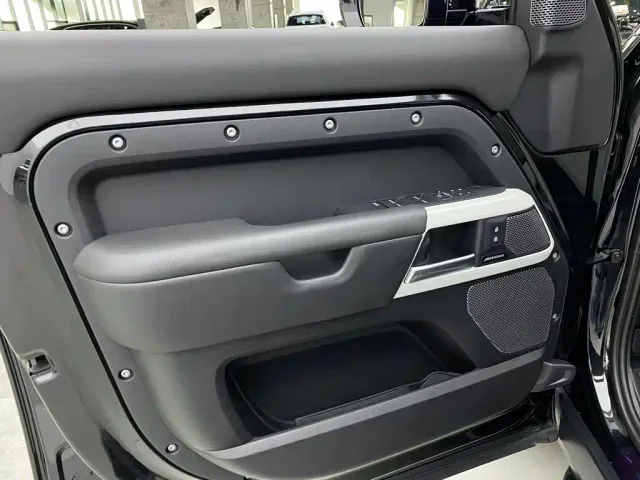Land Rover Defender — Фото автомобиля 12