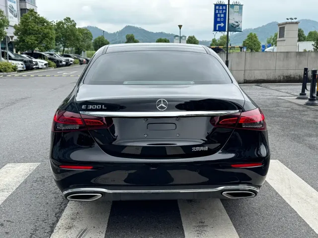 Mercedes-Benz E-Class — Фото автомобиля 4