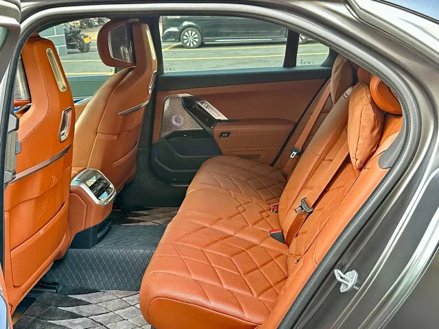 BMW i7 — Фото автомобиля 10