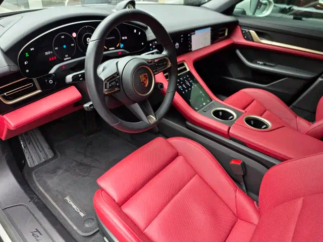 Porsche Taycan — Фото автомобиля 10