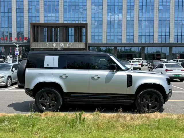 Land Rover Defender — Фото автомобиля 7
