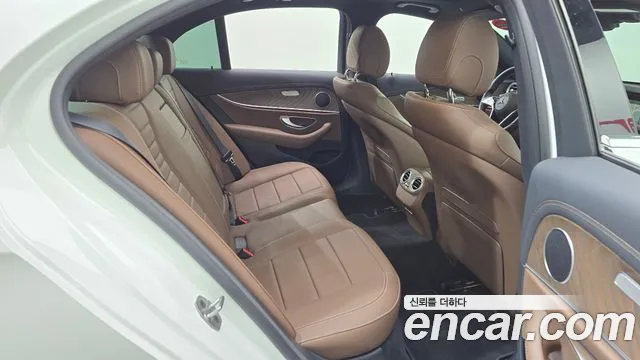Mercedes-Benz E-Class — Фото автомобиля 16