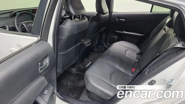 Toyota Prius — Фото автомобиля 12