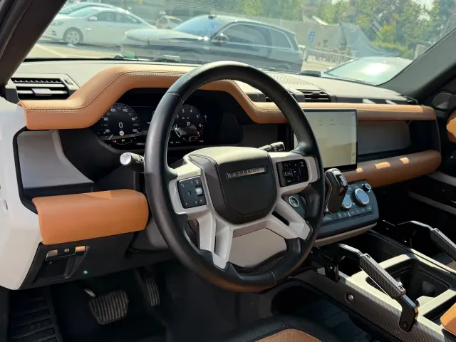 Land Rover Defender — Фото автомобиля 12