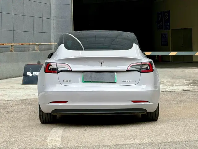 Tesla Model 3 — Фото автомобиля 5