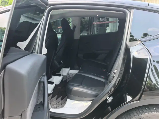 Tesla Model Y — Фото автомобиля 12