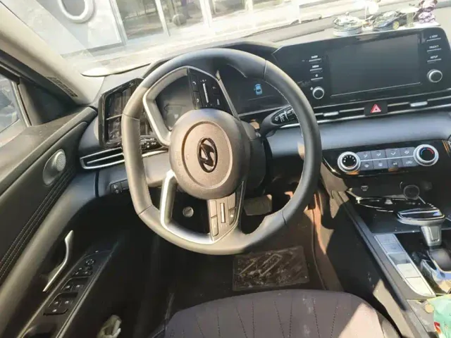Hyundai Elantra — Фото автомобиля 15