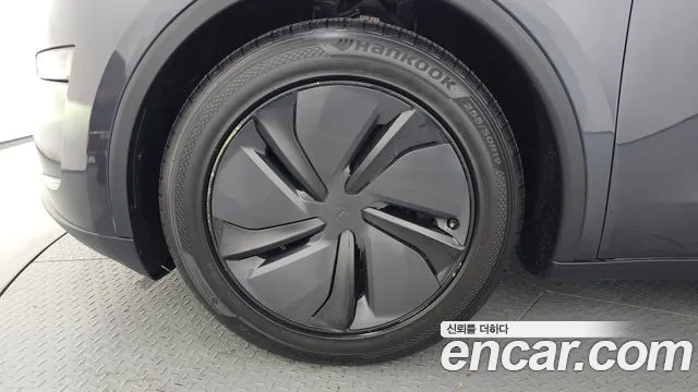 Tesla Model Y — Фото автомобиля 5