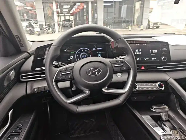 Hyundai Elantra — Фото автомобиля 10