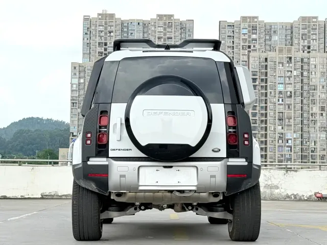 Land Rover Defender — Фото автомобиля 11