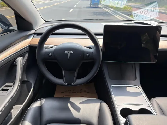 Tesla Model 3 — Фото автомобиля 5