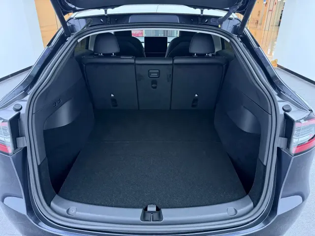Tesla Model Y — Фото автомобиля 11