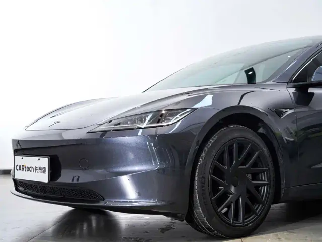 Tesla Model 3 — Фото автомобиля 5