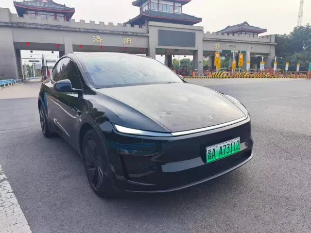 Tesla Model Y — Фото автомобиля 3
