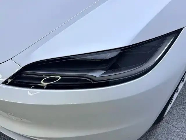 Tesla Model 3 — Фото автомобиля 17