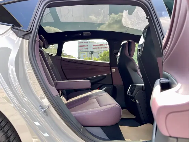 Xiaomi SU7 — Фото автомобиля 12
