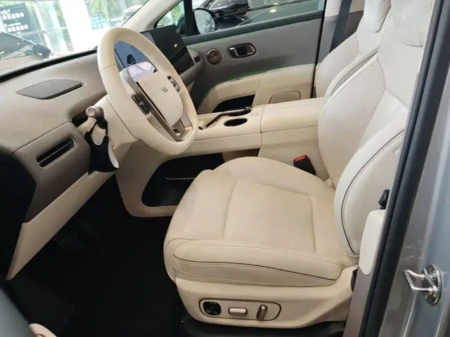 Li Auto i8 — Фото автомобиля 14