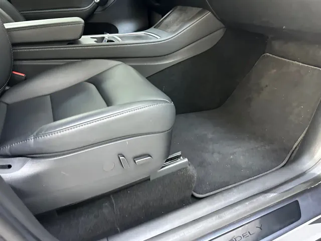 Tesla Model Y — Фото автомобиля 26