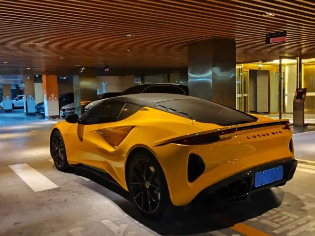Lotus Emira — Фото автомобиля 10