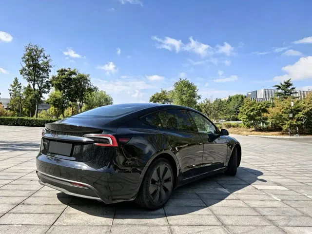 Tesla Model 3 — Фото автомобиля 3