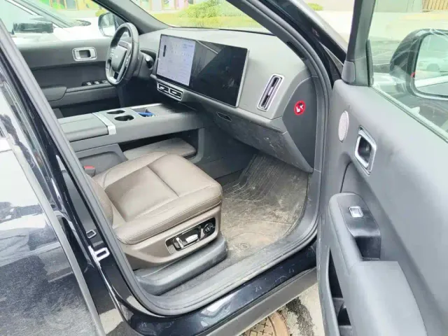Li Auto L8 — Фото автомобиля 13