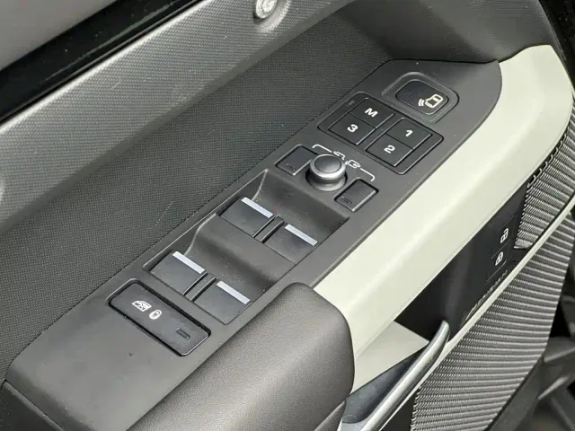 Land Rover Defender — Фото автомобиля 12
